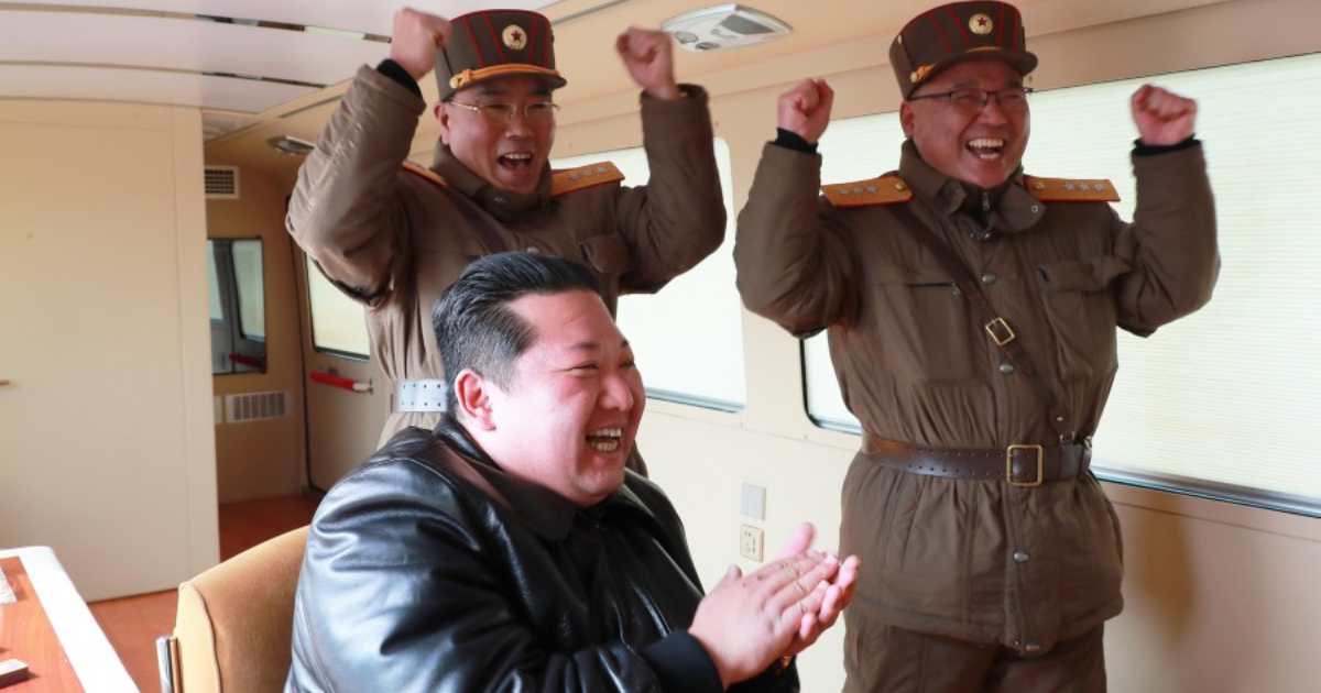 Kim Jong Un y militares celebran lanzamiento de misil intercontinental © KCNA