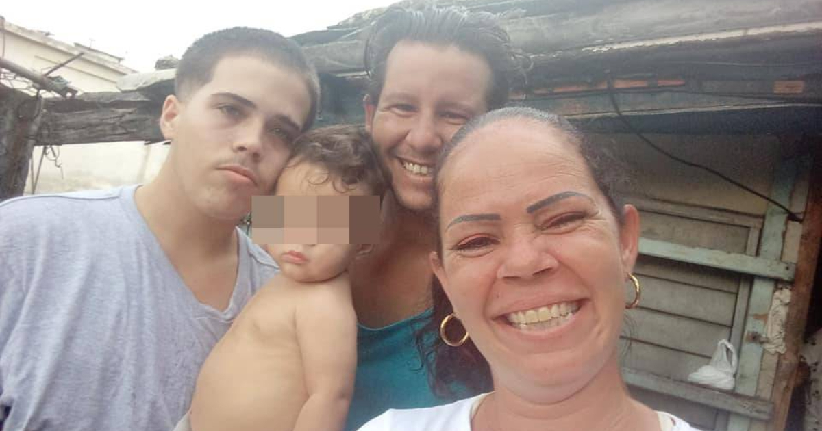 Jonathan Torres Farrat junto a su familia después de ser liberado © Facebook/ Bárbara Farrat Guillén