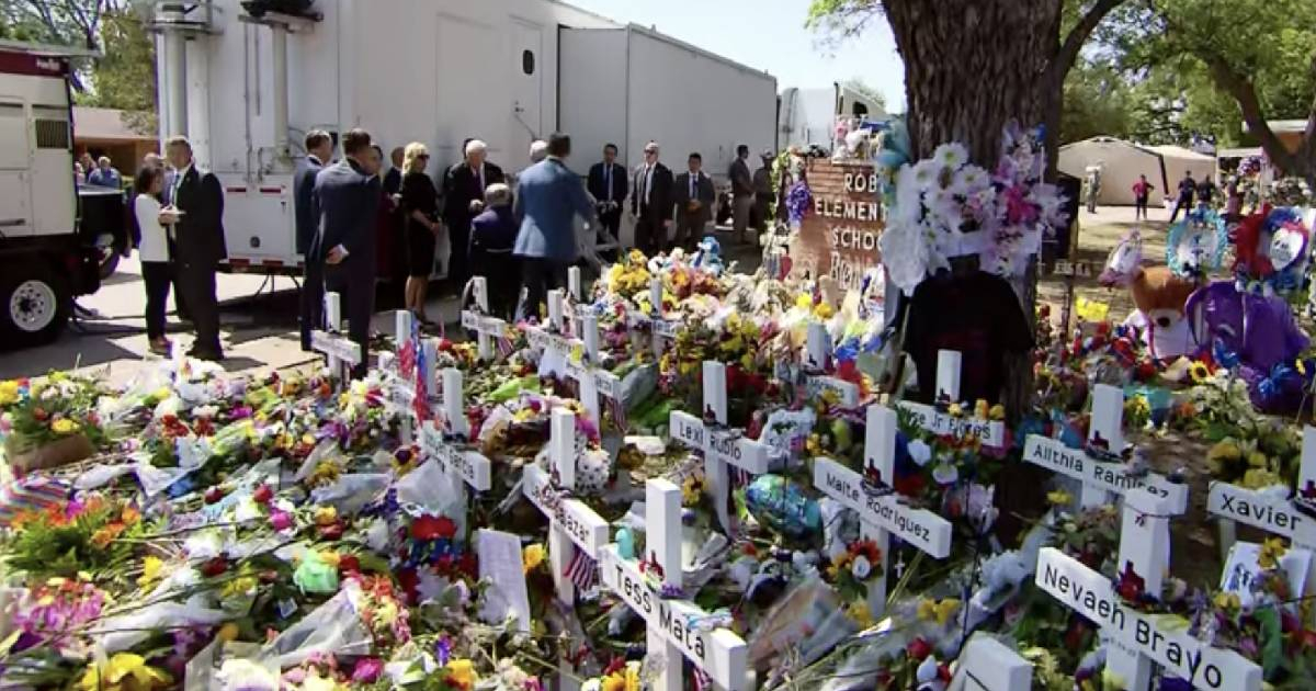 Joe Biden rinde homenaje a víctimas de la masacre en escuela de Texas © PBS NewsHour / Captura de video