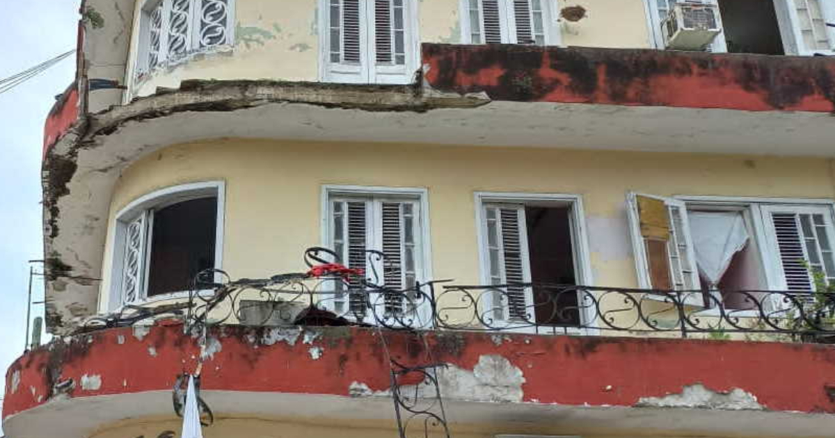 Derrumbe en balcones de emblemático edificio en Sancti Spíritus © Escambray