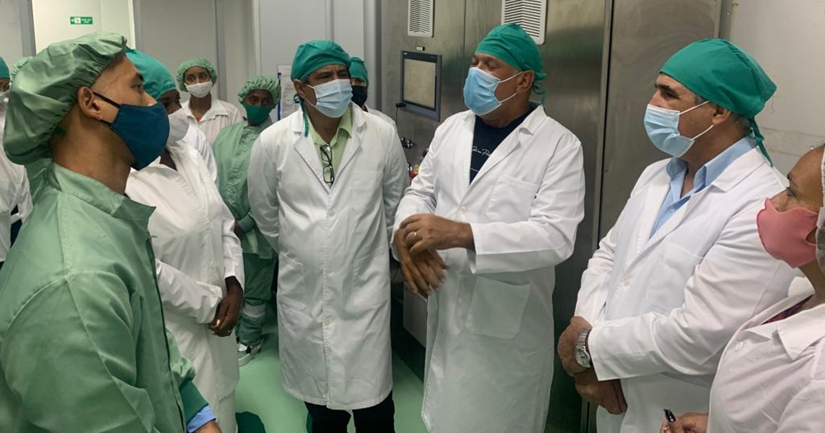 Directivos de BioCubaFarma recorren instalaciones de producción de medicamentos © Twitter / Eduardo Martínez Díaz