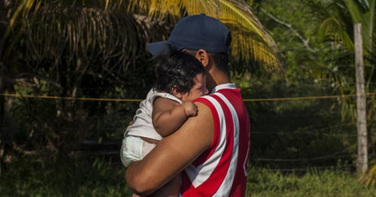 Padre migrante latinoamericano © Instagram / ACNUR España