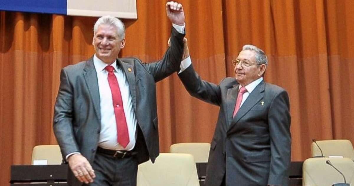 Miguel Díaz-Canel Bermúdez y Raúl Castro © Estudios Revolución