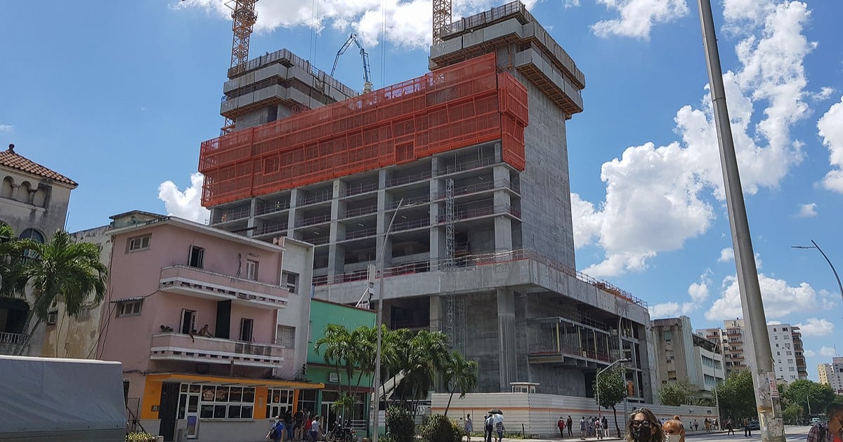 Hotel en construcción en la Avenida 23 del Vedado, La Habana (marzo 2022) © CiberCuba