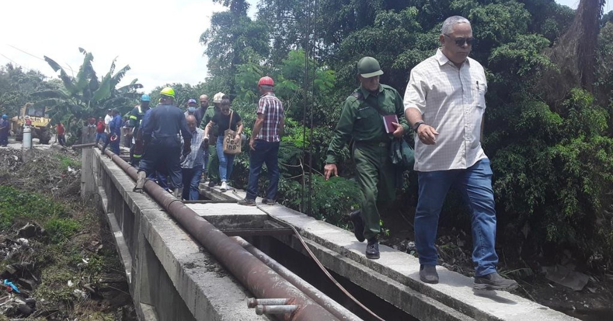 Autoridades habaneras durante una visita a zonas dañas por fuertes lluvias © Twitter/Ailyn Herrera Reyes