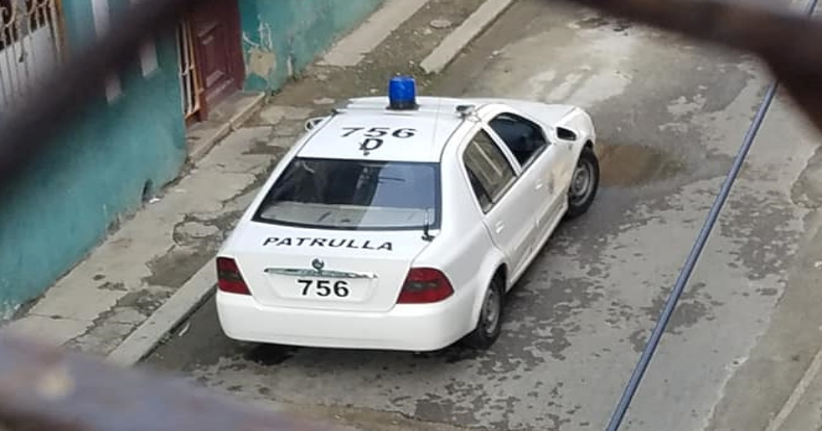 Patrulla de policía en funciones de vigilancia © Facebook / Laura María Labrada Pollán