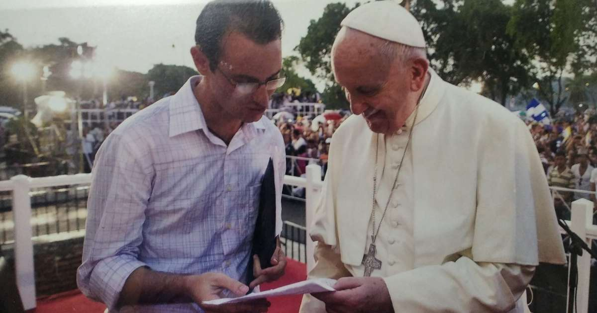 Leonardo Fernández junto al Papa Francisco durante su visita a Cuba en 2015 © Facebook / Leo Fdez Otaño