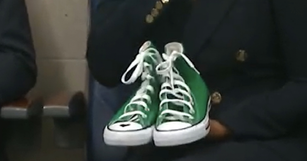 Converse verdes pertenecientes a una de las niñas asesinadas en Uvalde, Texas © Captura de video/The White House