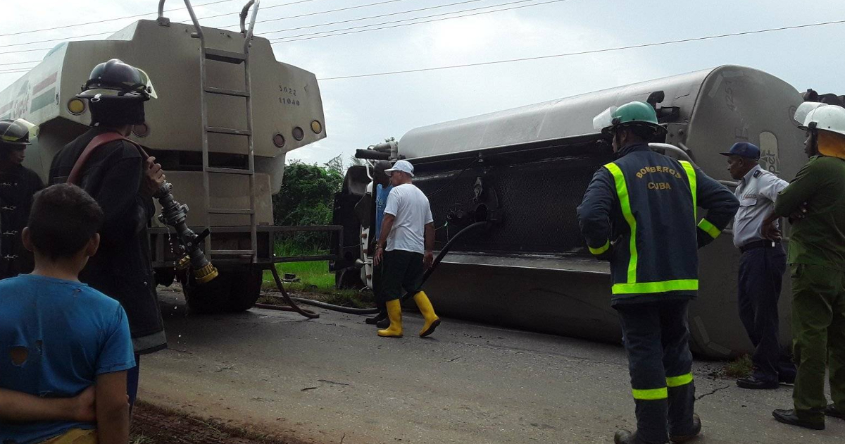 Camión cargado de combustible volcado en carretera de Matanzas © Facebook/ Yenli Lemus Domínguez