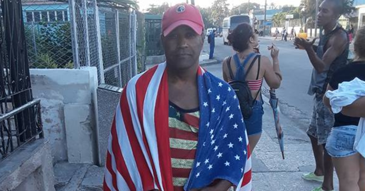 Daniel Llorente con la bandera de EE.UU. en una calle de La Habana © Facebook / Daniel Llorente