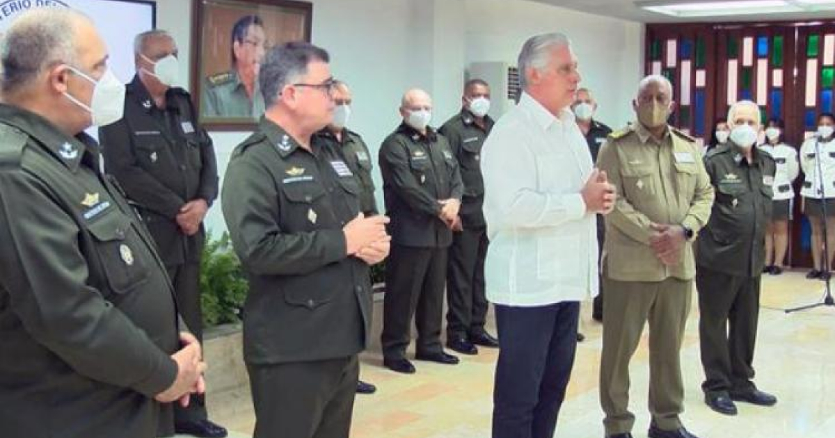 Presidente Díaz-Canel en la ceremonia de ascenso a oficiales del MININT © Estudios Revolución