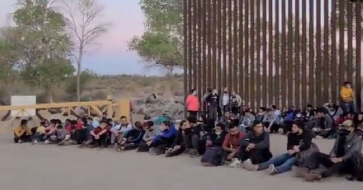 Migrantes detenidos en Yuma, Arizona © Twitter/ Jorge Ventura