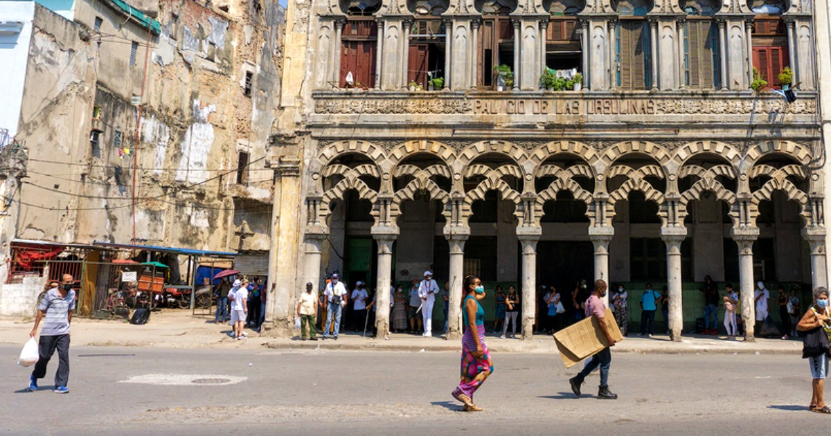 Antiguo Palacio de las Ursulinas y habaneros en la calle © CiberCuba
