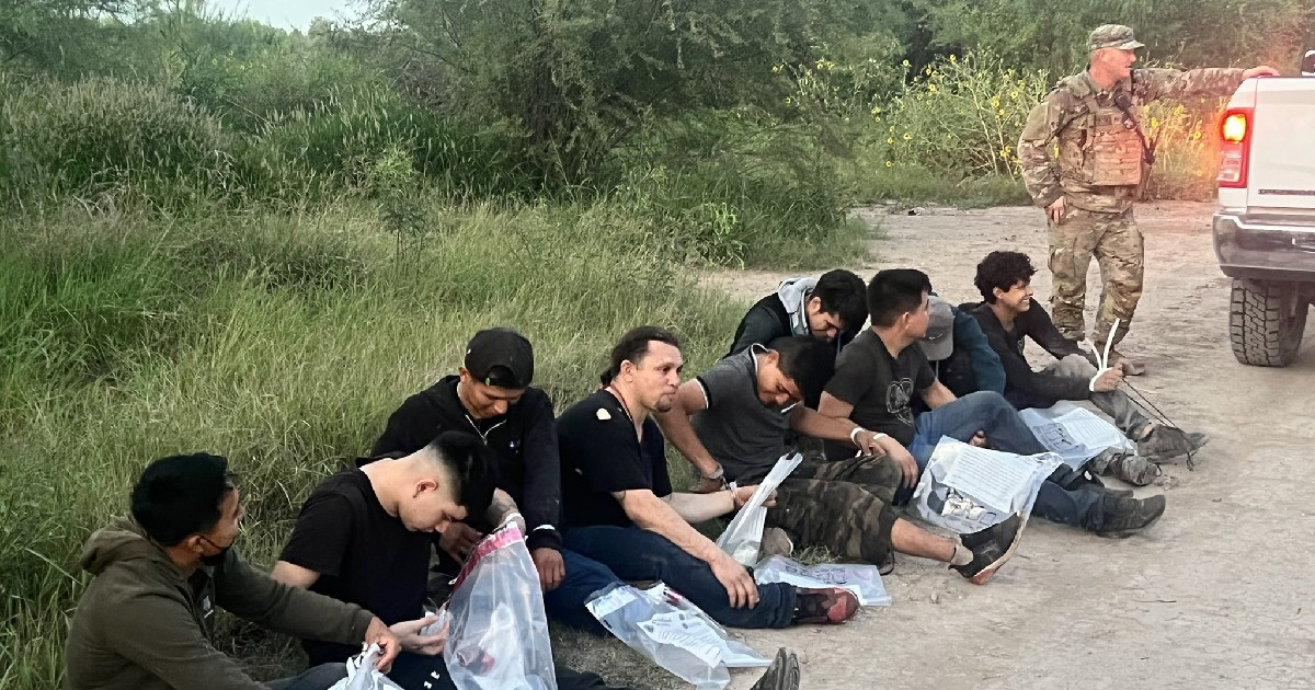 Migrantes detenidos en Texas © Bill Melugin / Twitter