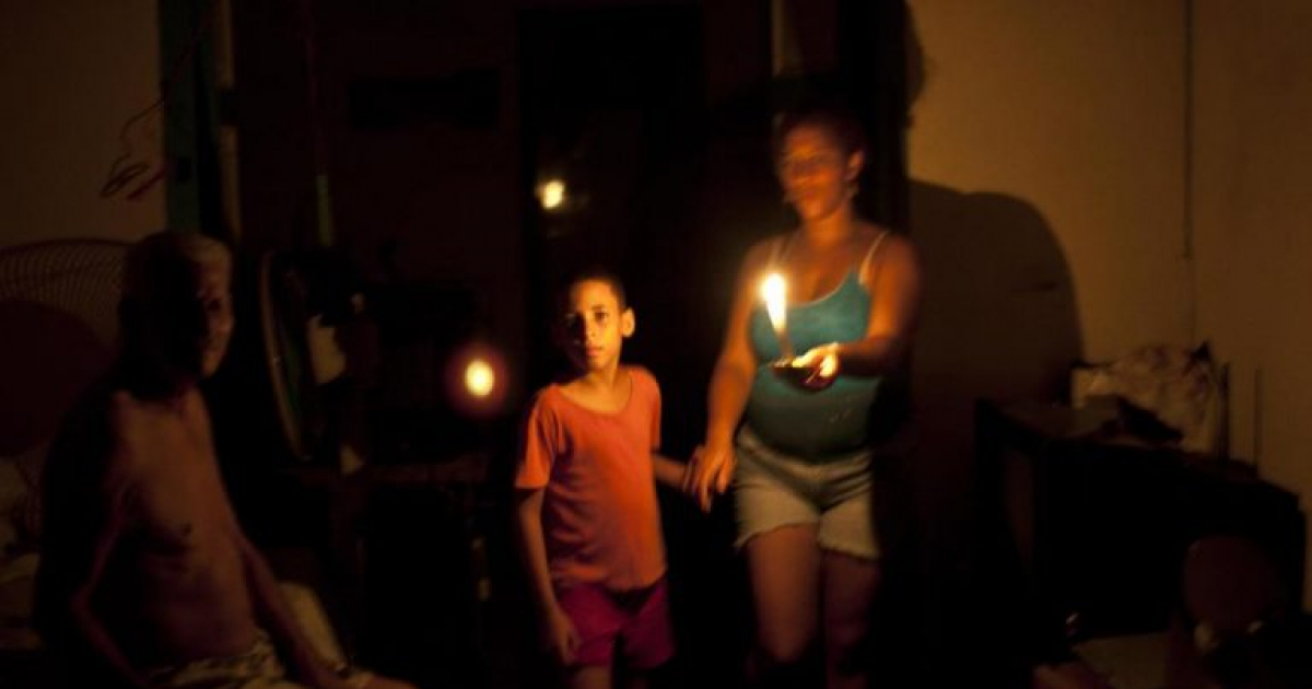 Familia cubana en medio de un apagón © Empresa Eléctrica de Camagüey