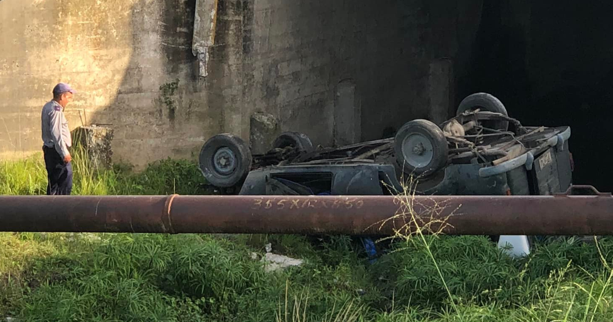 La camioneta que cayó desde un puente en Santa Clara © Facebook/Iván Cepero