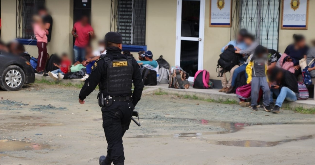 Migrantes cubanos interceptados en Guatemala © Twitter/PNC de Guatemala