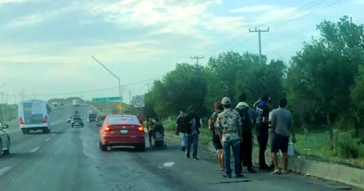 Migrantes avanzan hacia el norte por carretera mexicana © Zócalo