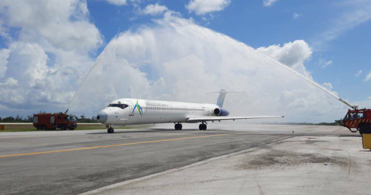 Avión de World Atlantic Airlines arriba a VIlla Clara procedente de Miami © Facebook / Aeropuerto internacional "Abel Santamaría"