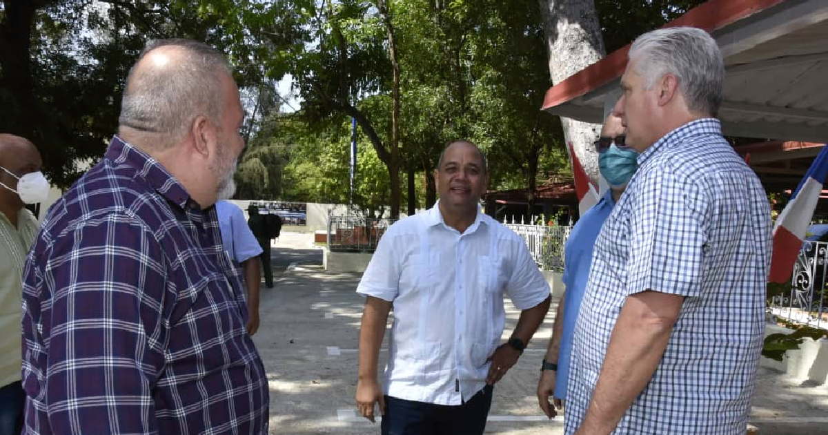 El Primer Ministro Manuel Marrero (izq.) y el gobernante Miguel Díaz-Canel visitan El Fanguito © Presidencia Cuba en Twitter