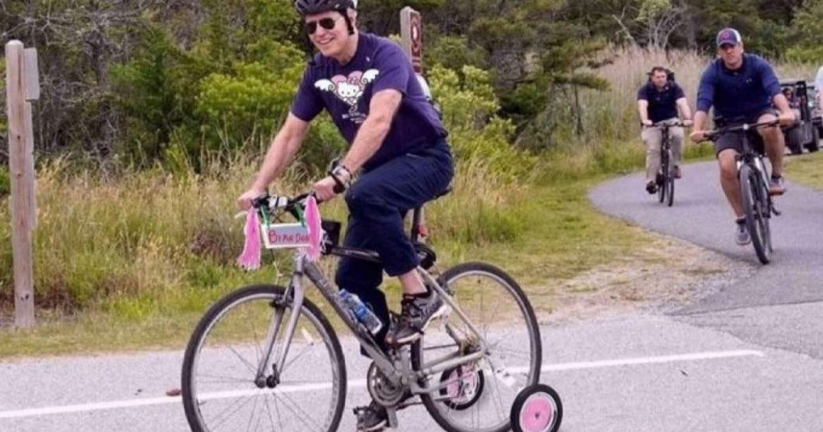 Meme sobre Biden en una bicicleta con rueditas © Benny Johnson / Twitter
