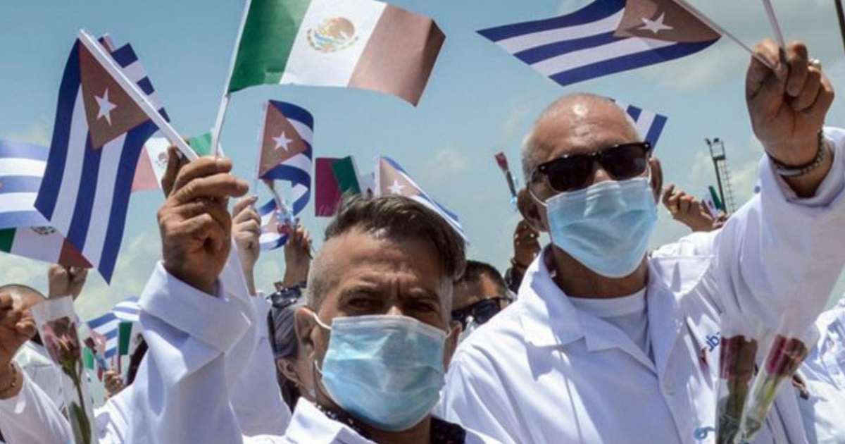 Colaboradores médicos cubanos a su regreso de México © Escambray
