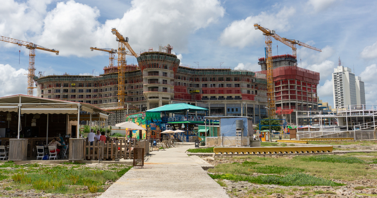 Hoteles en construcción en calle 1ra, Playa (imagen de archivo) © CiberCuba