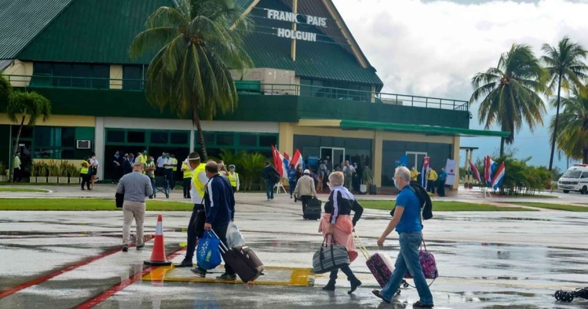 Pasajeros llegan al Aeropuerto Internacional Frank País, de Holguín © ACN/ Juan Pablo Carreras