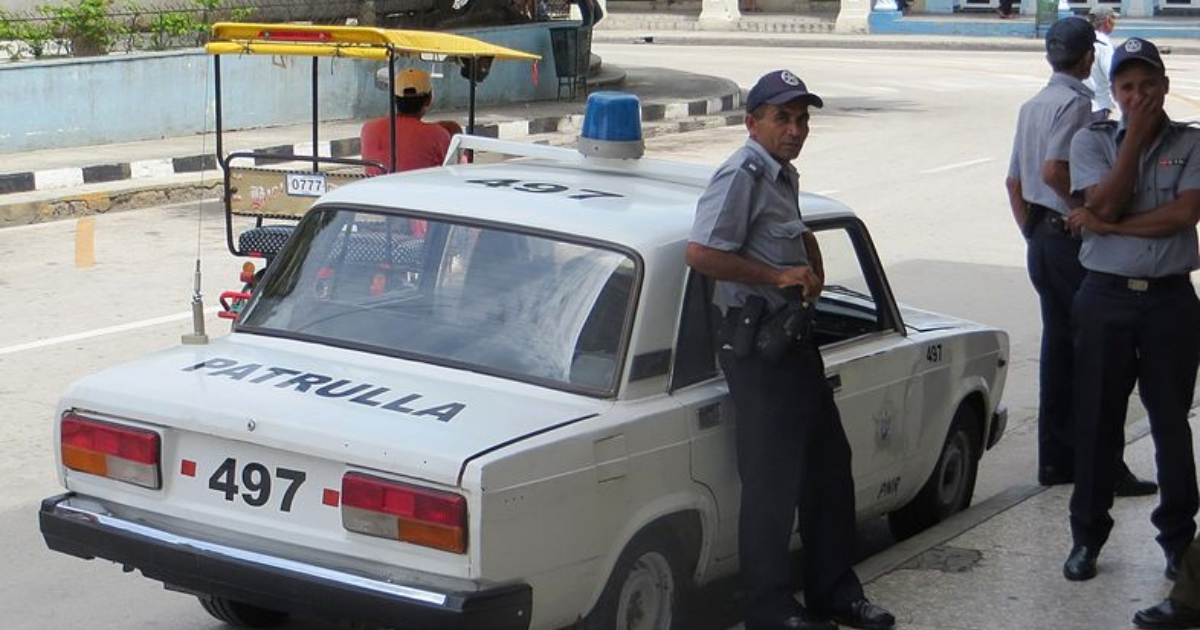 Policías cubanos (Imagen referencial) © Wikimedia Commons / dickelbers