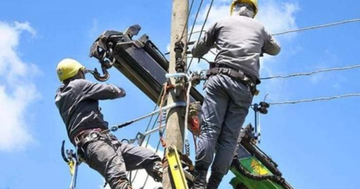 Reparaciones a tendidos eléctricos en La Habana © Trabajadores