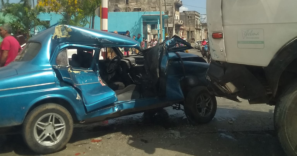 Ruinoso estado en que quedó el vehículo ligero siniestrado © Facebook/Accidentes Buses & Camiones por más experiencia y menos víctimas!