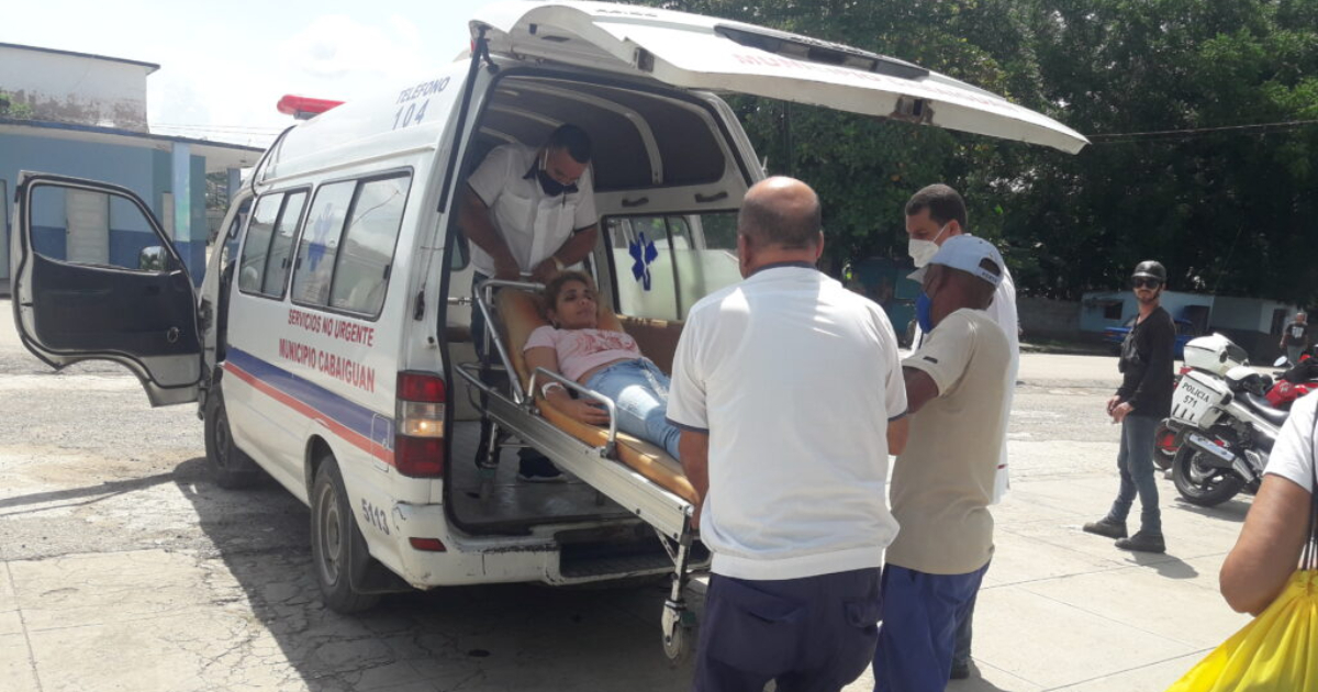 Mujer accidentada es trasladada al Hospital Provincial Camilo Cienfuegos de Sancti Spíritus © Radio Cabaiguán