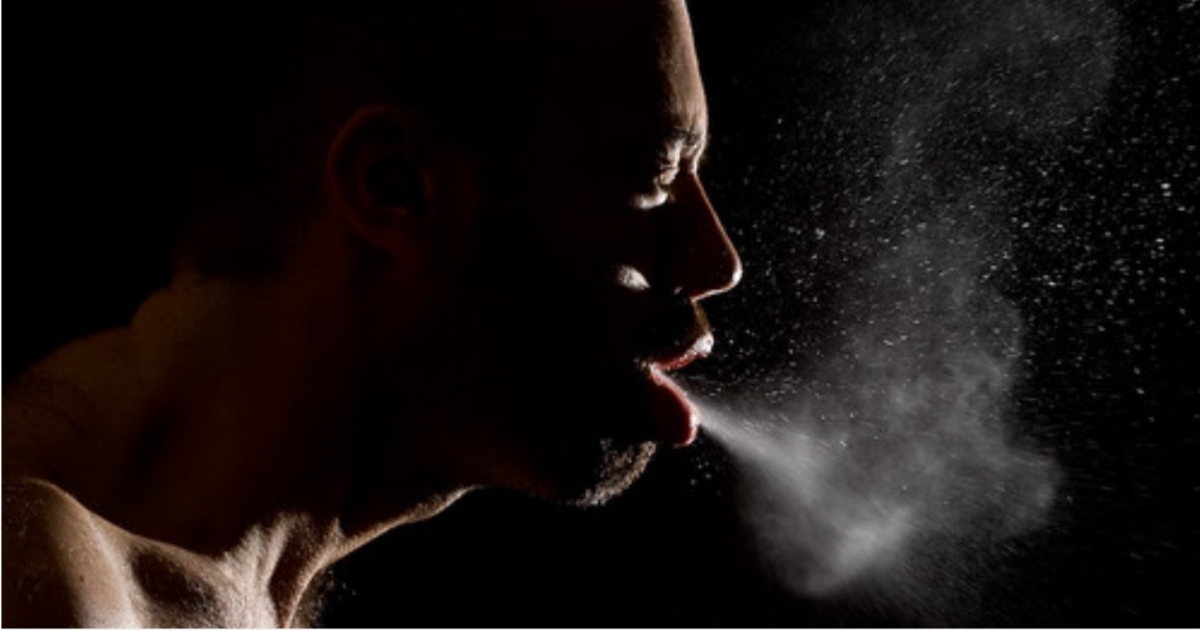 Persona estornudando (imagen de referencia) © Creative Commons