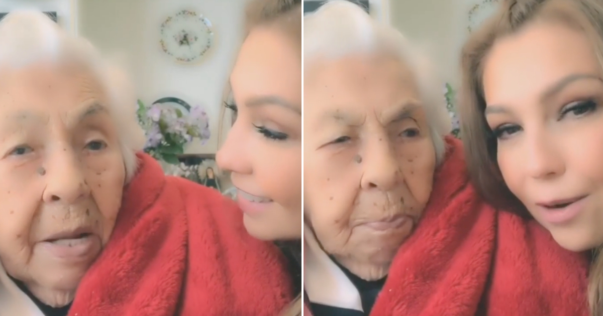 Thalia junto a su abuela © Instagram / Thalia