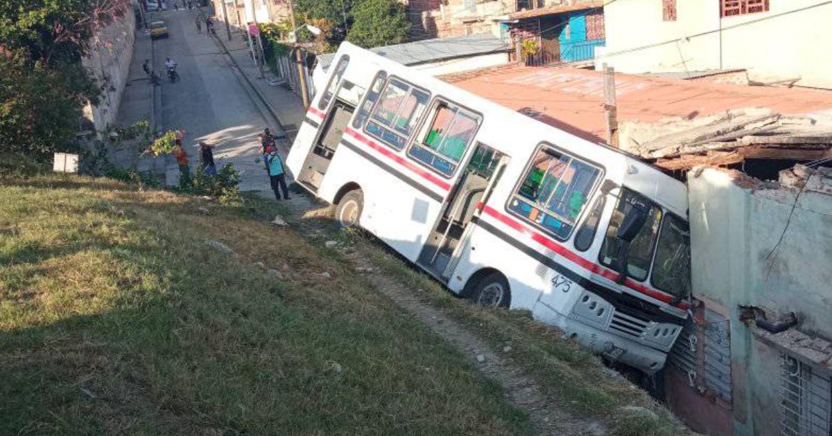 Ómnibus accidentado en Santiago de Cuba © Facebook / Accidentes Buses y Camiones, por más experiencias y menos víctimas