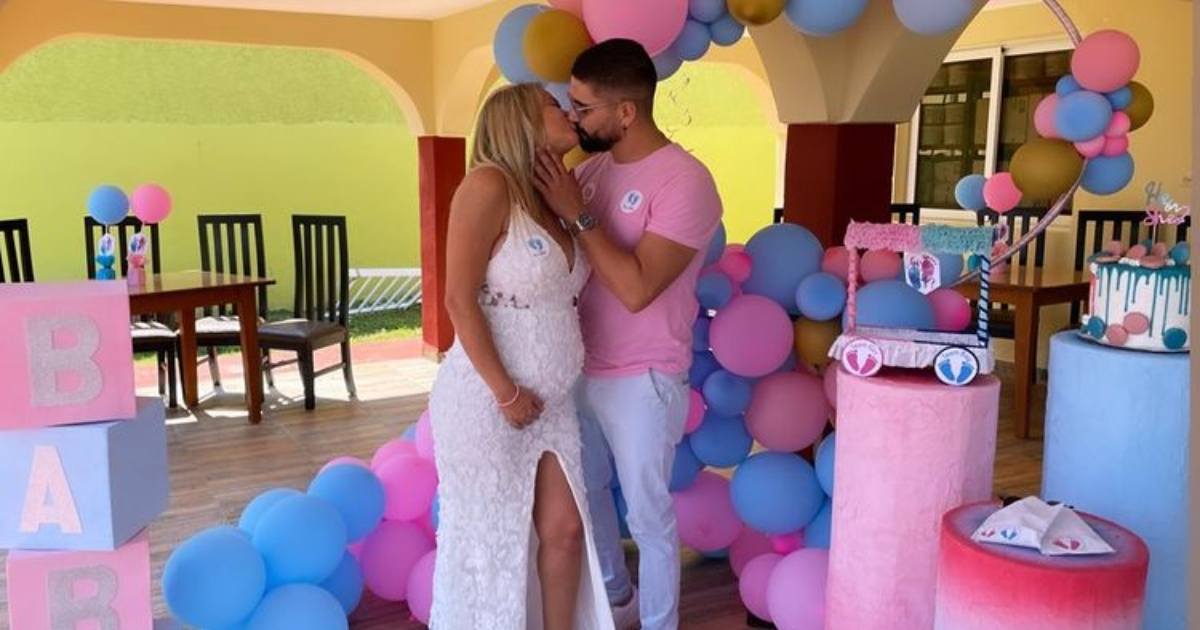 Alejandro Cuervo y su esposa en la fiesta de revelación del sexo de su bebé © Instagram / Alejandro Cuervo