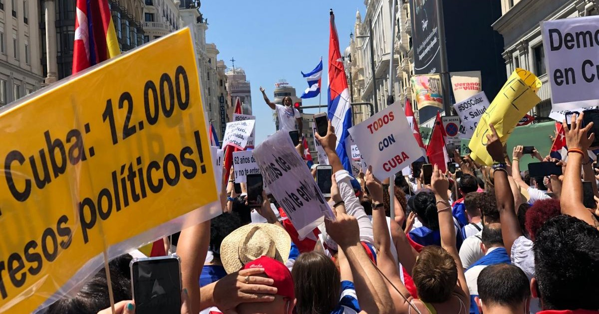 Manifestantes cubanos en Madrid el 25 de julio de 2021 © CiberCuba / Amaury Cabrera