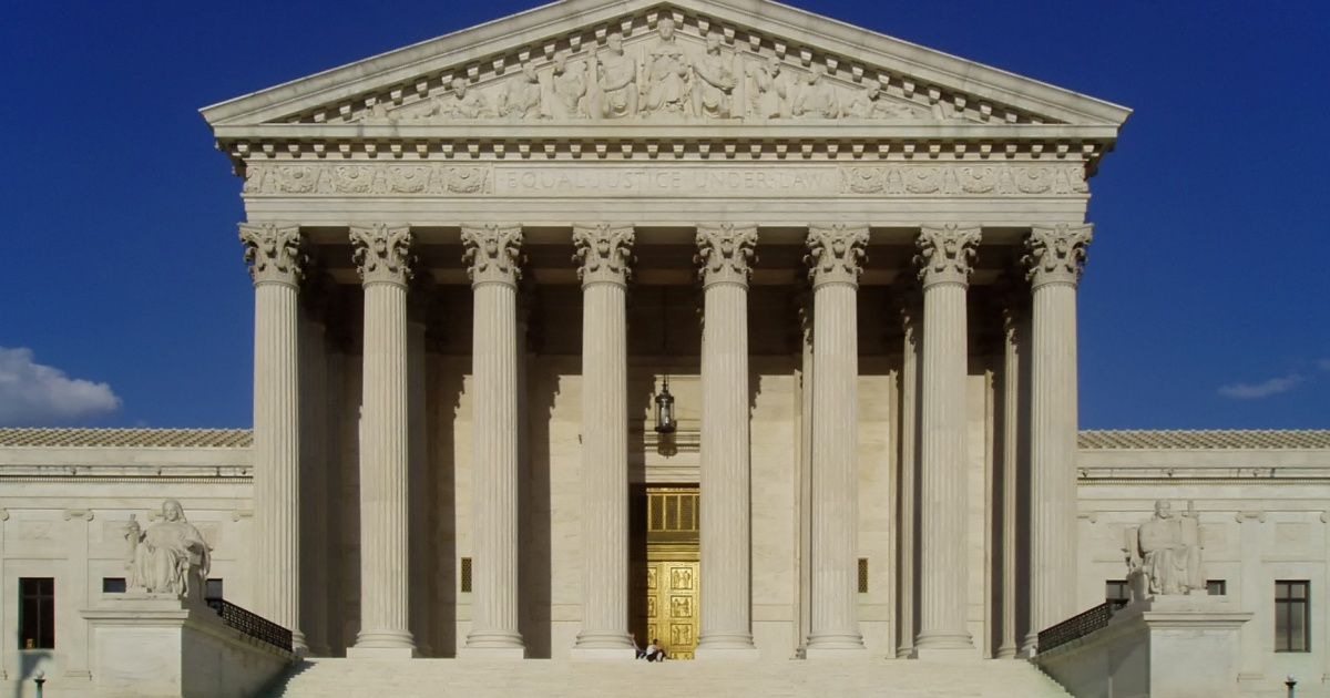 Corte Suprema de . acorta la separación entre Iglesia y Estado