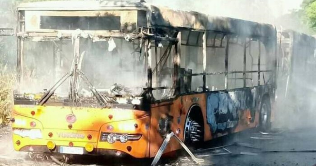 El P3 que se incendió este miércoles en © Facebook/Accidentes Buses & Camiones