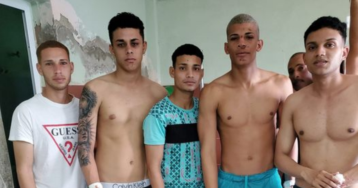 Roberto Roca, a la izquierda, junto a cuatro de los amigos que sobrevivieron al rayo © Facebook / Roberto Roca