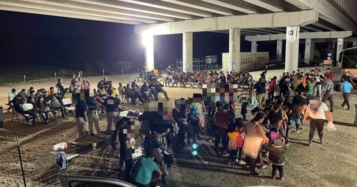 Migrantes detenidos en la tras cruzar la frontera © Twitter / @USBPChiefRGV