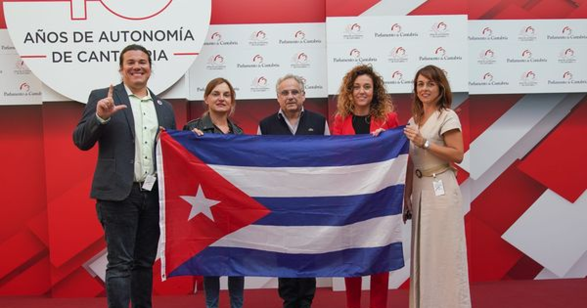 Promotores del proyecto de ley para condenar al régimen cubano ante el Parlamento de Cantabria. © Asociación Cubano-Vasca Demokrazia kubarentzat