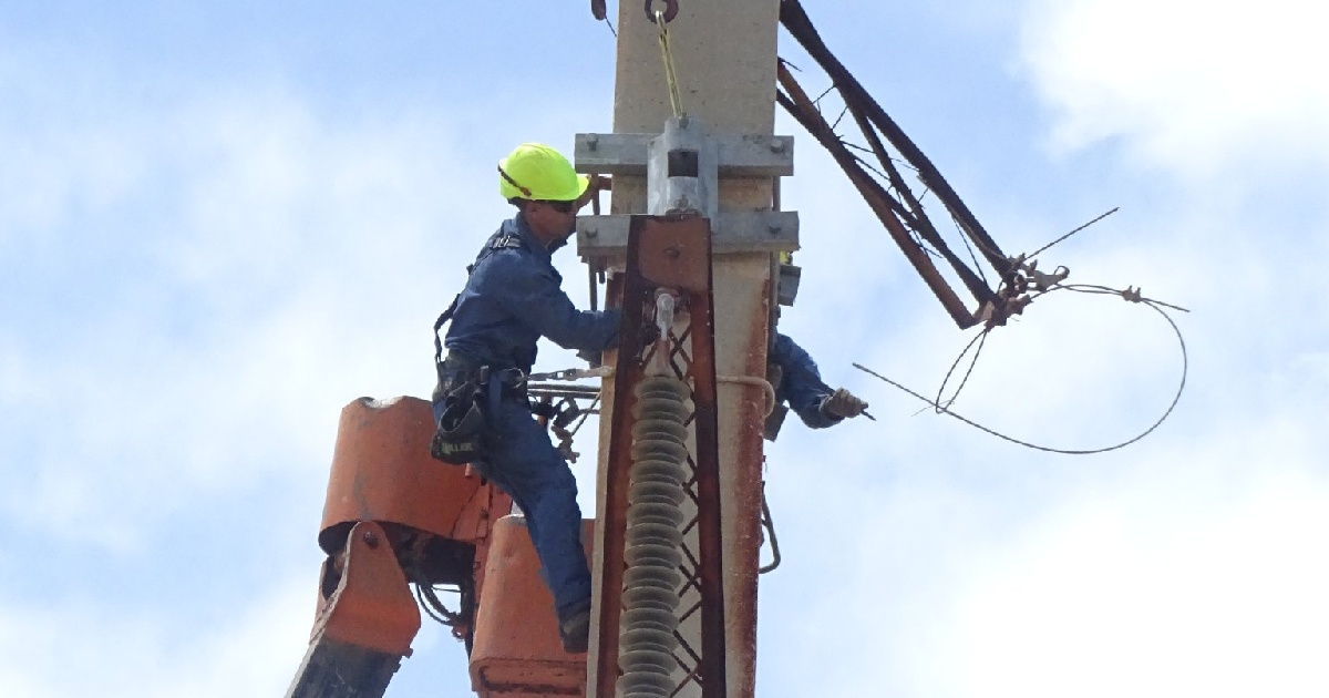 Electricistas cubanos © Empresa Eléctrica / Facebook