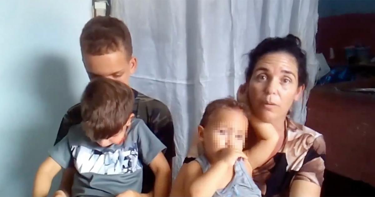 Madre cubana con tres hijos (imagen de referencia) © OCDH