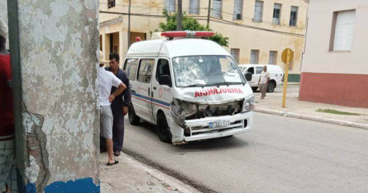 Imagen de la ambulancia tras el siniestro © Facebook / ACCIDENTES BUSES & CAMIONES por más experiencia y menos víctimas!