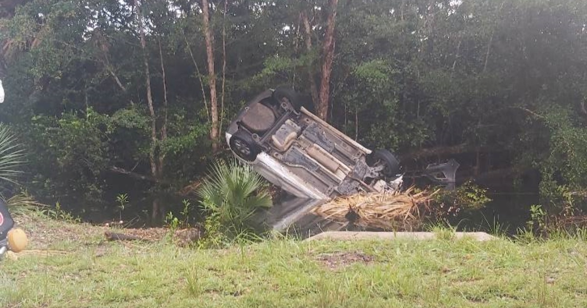 El vehículo siniestrado quedó en una increíble posición a un costado de la carretera © Facebook/Accidente Buses & Camiones 