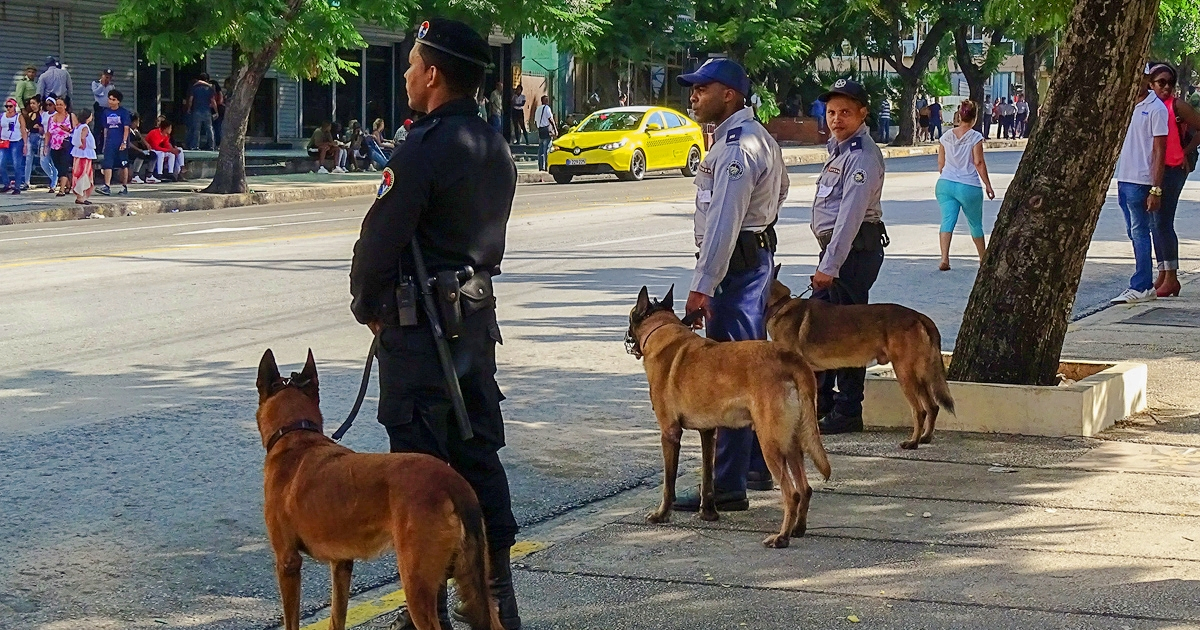 Policías cubanos © CiberCuba