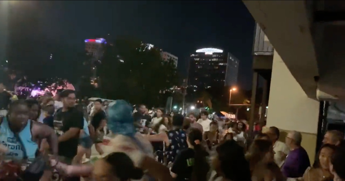 Personas huyen de presuntos disparos en Orlando © Captura de video / Twitter