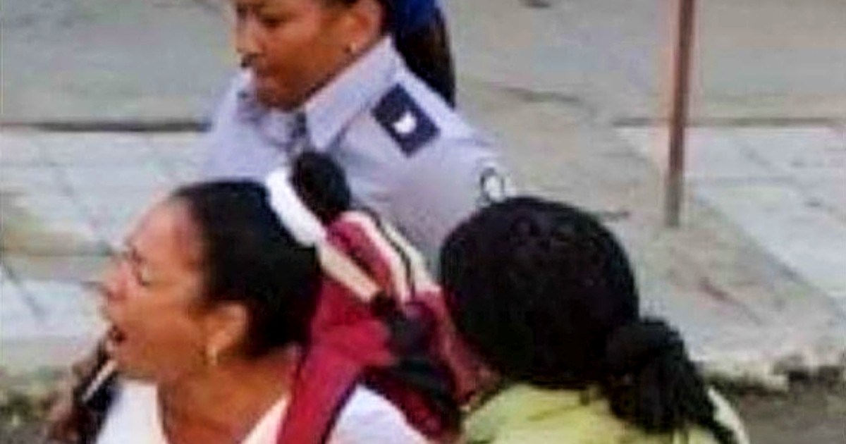 Detención de la Dama de Blanco Aymara Nieto Muñoz (imagen de archivo) © Twitter / Berta Soler