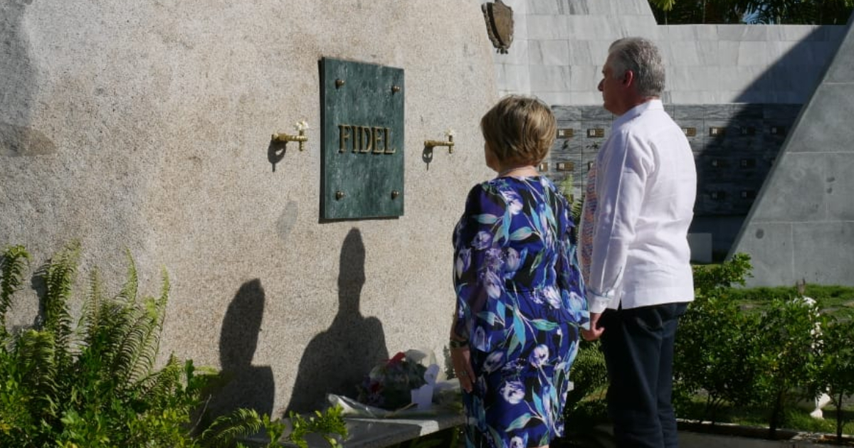 Lis Cuesta y Díaz-Canel ante la piedra de Fidel Castro © Presidencia Cuba / Twitter